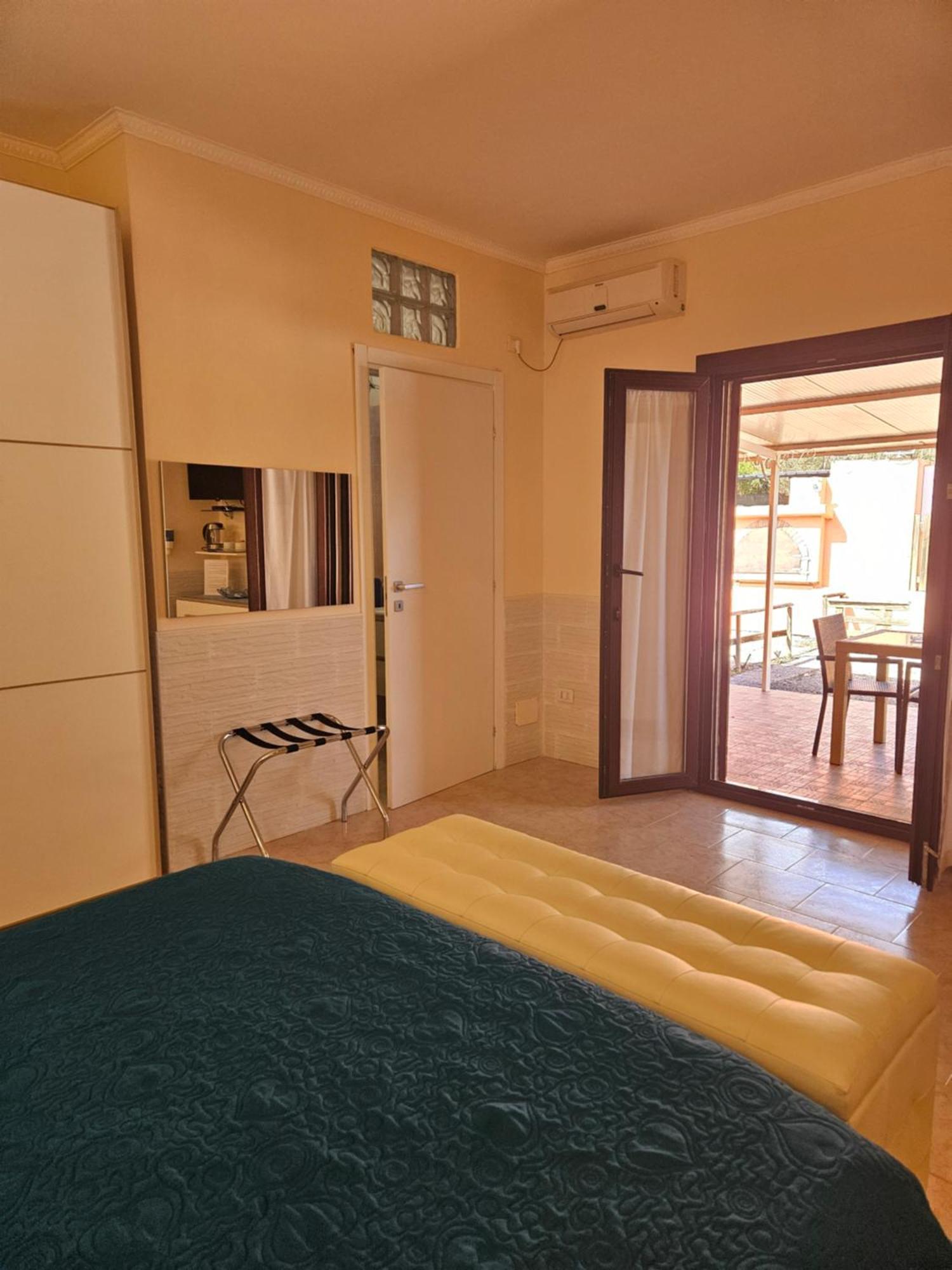 La Rosa Dei Venti B&B Chia Exteriör bild